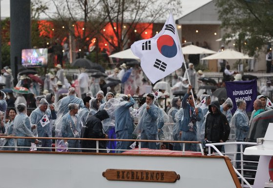 2024파리올림픽 개막식이 열린 26일(한국시간) 한국 선수단을 태운 배가 프랑스 파리 이에나 다리를 지나고 있다. 연합뉴스