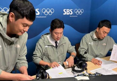 ▲ 28일 프랑스 파리 샤토루 CNTS 사격장에서 열린 사격 남자 10m 공기 권총 결승전에서 국민의힘 진종오 국회의원이 해설을 준비하고 있다. 사진제공=진종오 국회의원실