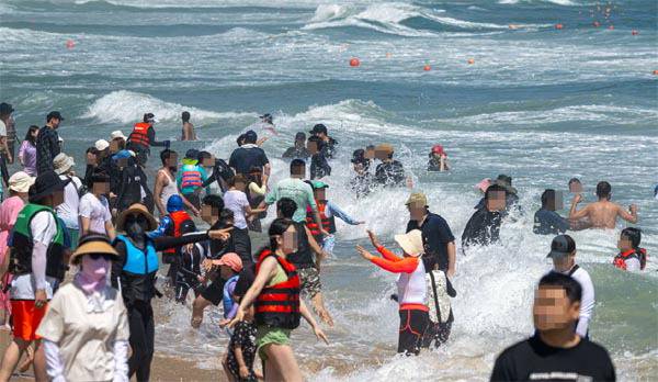 부산지역 무더위가 지속되는 가운데 28일 해운대구 해운대 해수욕장이 더위를 식히기 위해 물놀이 하는 피서객들로 북적이고 있다. 이원준 기자
