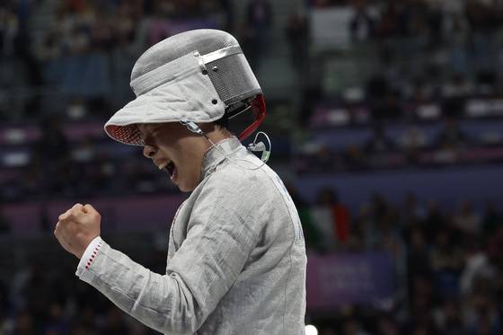 Korea's Oh Sang-uk celebrates after his round-of-32 victory at the Grand Palais in Paris on Saturday. [REUTERS/YONHAP]
