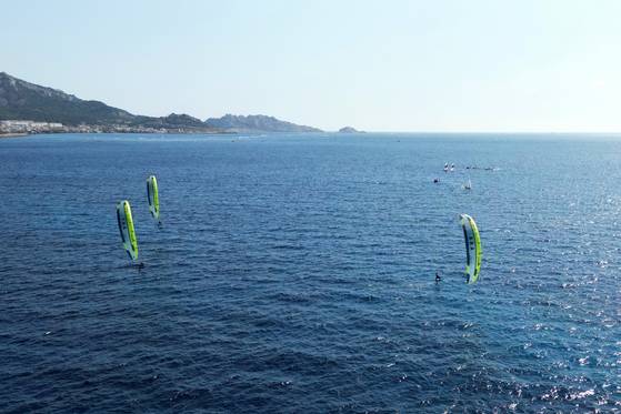 Kite foil surfers train in the bay of Marseille, Frane on the eve of the beginning of the sailing events at the 2024 Paris Olympics.  [REUTERS/YONHAP]