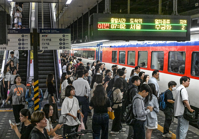 평일 오전 7시 2분, 수원역에서 서울로 향하는 무궁화호가 승강장에 들어왔다. 청년들은 각자의 사정을 안고 서울로 향했다. 조주현기자