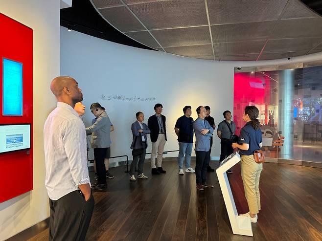 TSMC 혁신박물관을 방문한 머니투데이 파도아카데미팀이 전시를 보고 있다./ 사진= 유재희 기자
