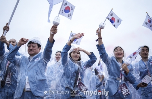 한국 선수단이 입장을 하고 있다./게티이미지코리아