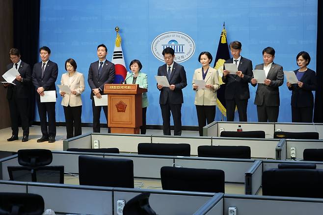 국회 과학기술정보방송통신위원회 소속 야당 의원들이 28일 오후 국회 소통관에서 이진숙 방송통신위원장 후보자의 '법인카드 유용 의혹'을 확인하기 위해 벌였던 대전MBC 등의 현장검증 결과를 설명하고 있다. [연합]