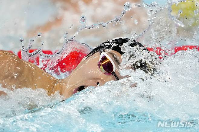 [파리=AP/뉴시스] 대한민국 수영대표팀 김우민이 27일(한국시간) 프랑스 파리 라데팡스에서 열린 남자 400M 자유형 예선 경기에서 역영하고 있다. 2024.07.27.