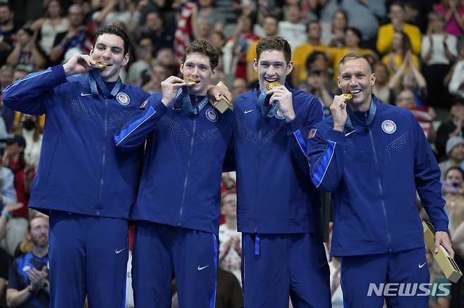 [파리=AP/뉴시스] 2024 파리 올림픽 자유형 계영 400m에서 금메달을 차지한 미국 계영대표팀. 2024. 7. 27.