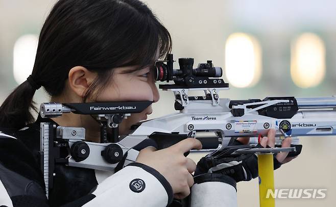 [진천=뉴시스] 김진아 기자 = 27일 진천국가대표선수촌에서 열린 파리 올림픽 사격 국가대표 미디어데이에서  10m 공기소총에 출전하는 반효진이 훈련을 하고 있다. 2024.05.27. bluesoda@newsis.com