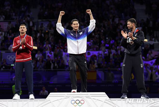 [파리=뉴시스] 김진아 기자 = 27일(현지시간) 프랑스 파리 그랑 팔레에서 열린 파리 올림픽 펜싱 남자 사브르 개인전에서 금메달을 차지한 오상욱이 시상식에서 기뻐하고 있다. 2024.07.28. bluesoda@newsis.com