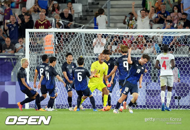 [사진] 일본 축구가 2024 파리 올림픽에서 말리를 1-0으로 꺾고 2연승을 달렸다. 그 덕분에 조기에 8강 진출을 확정하며 56년 만의 메달 획득 청신호를 밝혔다. 일본이 와일드카드없이 23세 이하(U-23) 선수들만 올림픽 8강에 오른 건 처음 있는 일이다. 반면 한국은 올림픽 본선 무대조차 밟지 못하며 세계 최초 10회 연속 올림픽 출전 대기록이 좌절됐다. 페널티킥 위기를 넘기고 포효하는 일본 선수단.