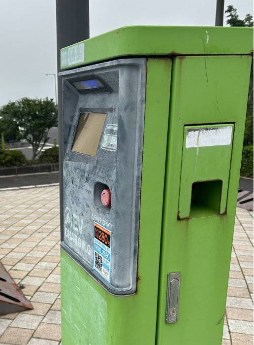 제주신화월드 주차장 내 파손된 전기차 충전기. [박해윤 기자]