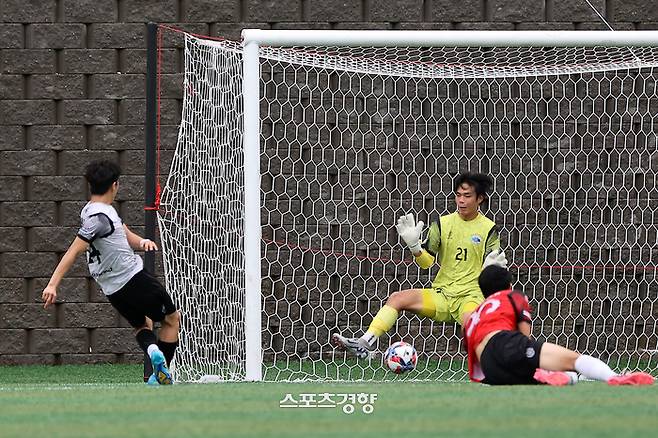 경기평택JFCU18 이유진이 27일 충북 제천축구센터 제2구장에서 열린 57회 대통령금배 고등 U17 유스컵 8강 경기평택JFCU18과 경기평택진위FCU18의 경기에서 슛하고 있다. 2024.07.27. 조태형 기자