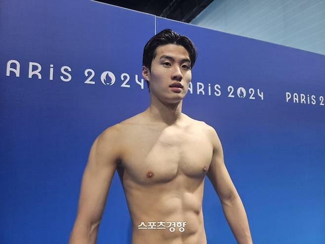 황선우가 28일 파리올림픽 자유형 200ｍ 예선을 전체 4위로 통과한 뒤 믹스트존에서 인터뷰 하고 있다. 파리 | 김은진 기자