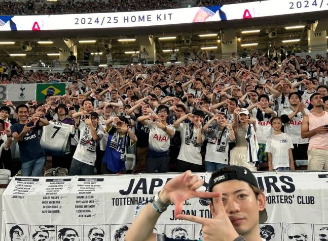 ▲ 손흥민이 일본 '심장' 도쿄국립경기장에서 열린 2024 프리시즌 아시아 투어 첫 번째 경기에서 J리그 4위 팀 비셀고베를 만났다. 이날 선발로 출전한 손흥민은 왼쪽 측면에서 뛰며 토트넘 공격을 이끌었다. 최전방에 자리한 데얀 클루셉스키와 호흡했다. 비공식 평가전에선 멀티골을 넣었지만 프리시즌 공식전에선 득점하지 못했던 손흥민이 도쿄에서 정확하고 날카로운 슈팅으로 골망을 뒤흔들며 프리시즌 공식전 첫 골 '찰칵 세리머니'를 선보였다. 이제 한국으로 넘어와 한국 팬들과 마주하게 된다