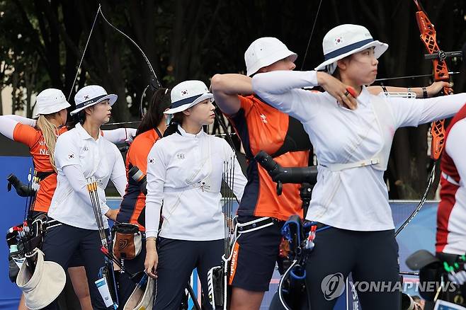 임시현, 남수현, 전훈영으로 구성된 한국 여자 양궁 대표팀이 28일 오후 9시부터 프랑스 파리 레쟁발리드 특설 양궁장에서 열리는 2024 파리 하계올림픽 양궁 여자 단체전에 나선다. 한국은 여자 단체전이 처음 생긴 1988년 서울 대회부터 3년 전 도쿄 올림픽까지 양궁 여자 단체전 9연패를 일궈낸 이 종목 최강자다. 이번 대회에서 10연패에 도전한다. 연합뉴스