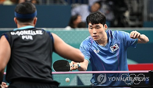 전지희가 28일(한국시간) 프랑스 파리에 있는 사우스 파리 아레나에서 열린 대회 탁구 여자 단식 64강전에서 위푸(포르투갈)에게 0-4(7-11,6-11,11-13,9-11) 완패를 당하며 충격 탈락했다.   세계랭킹 14위인 전지희는 세계 랭킹 80위인 위푸에게 완패하는 굴욕을 당했다. 장우진은 다니엘 곤살레스(푸에르토리코)와의 64강전에서 4-1(11-7,11-5,11-6,8-11,11-7)로 승리해 다음 라운드로 진출했다. 연합뉴스