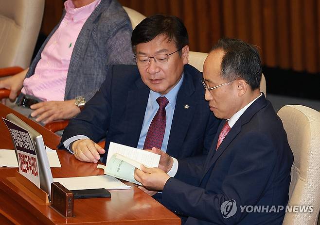 국회법 책자 살피는 추경호 원내대표 (서울=연합뉴스) 한종찬 기자 = 4일 오후 국회에서 열린 본회의에서 우원식 국회의장이 국민의힘 곽규택 의원에게 무제한토론을 종료할 것을 요청하자, 추경호 원내대표와 정점식 정책위의장이 국회법 관련 책자를 살펴보고 있다. 2024.7.4 saba@yna.co.kr