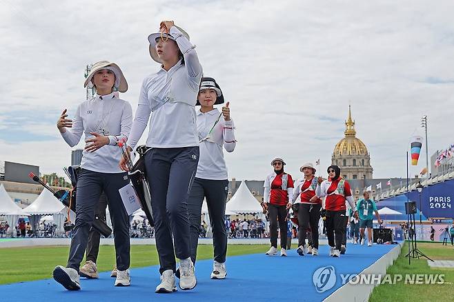 든든한 양궁 여제들 (파리=연합뉴스) 임화영 기자 = 25일(현지시간) 프랑스 파리 레쟁발리드에 마련된 양궁 경기장에서 열린 2024 파리올림픽 여자 개인전 랭킹 라운드에서 출전한 임시현, 남수현, 전훈영이 마지막 과녁 점수를 확인하기 위해 이동하고 있다. 2024.7.25 hwayoung7@yna.co.kr