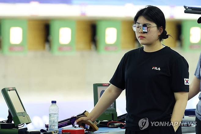 오예진 '집중 또 집중' (샤토루[프랑스]=연합뉴스) 임화영 기자 = 27일(현지시간) 프랑스 샤토루 슈팅 센터에서 열린 2024 파리올림픽 사격 공기권총 10m 여자 본선에 진출한 오예진이 과녁을 조준하기 앞서 숨을 고르고 있다. 2024.7.27 hwayoung7@yna.co.kr