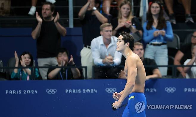 김우민, 남자 자유형 400m 동메달 획득 (파리=연합뉴스) 김인철 기자 = 김우민이 27일(현지시간) 프랑스 파리 라데팡스 아레나에서 열린 2024 파리올림픽 수영 남자 자유형 400m 결승에서 동메달을 차지한 뒤 기뻐하며 경기장을 나서고 있다. 2024.7.28 yatoya@yna.co.kr