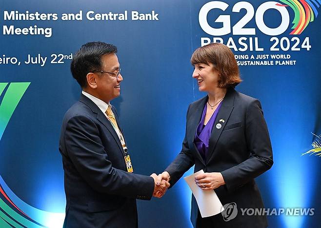 영국 재무장관 만난 최상목 부총리 (서울=연합뉴스) G20재무장관회의 및 한-중남미 혁신포럼 참석차 브라질 리우데자네이루를 방문 중인 최상목 경제부총리 겸 기획재정부 장관이 지난 25일(현지시간) 레이첼 리브스 신임 영국 재무장관과 만나 악수하고 있다. 2024.7.28 [기획재정부 제공. 재판매 및 DB 금지] photo@yna.co.kr