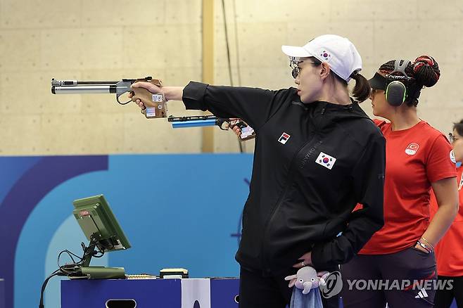 조준하는 김예지 (샤토루[프랑스]=연합뉴스) 임화영 기자 = 28일(현지시간) 프랑스 샤토루 슈팅 센터에서 열린 2024 파리올림픽 사격 공기권총 10m 여자 결선에 진출한 김예지가 연습을 하고 있다. 2024.7.28 hwayoung7@yna.co.kr