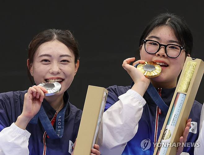 오예진-김예지 나란히 금,은 동반 수확 (샤토루[프랑스]=연합뉴스) 임화영 기자 = 28일(현지시간) 프랑스 샤토루 슈팅 센터에서 열린 2024 파리올림픽 사격 공기권총 10m 여자 결선에서 금메달을 수확한 오예진(오른쪽)과 은메달을 딴 김예지가 메달을 입에 물고 기뻐하고 있다. 2024.7.28 hwayoung7@yna.co.kr