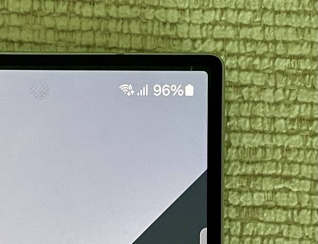 갤럭시Z폴드6 상단 테두리가 각진 형태로 바뀌면서 베젤과의 통일성이 생겼다./사진=백유진 기자 byj@