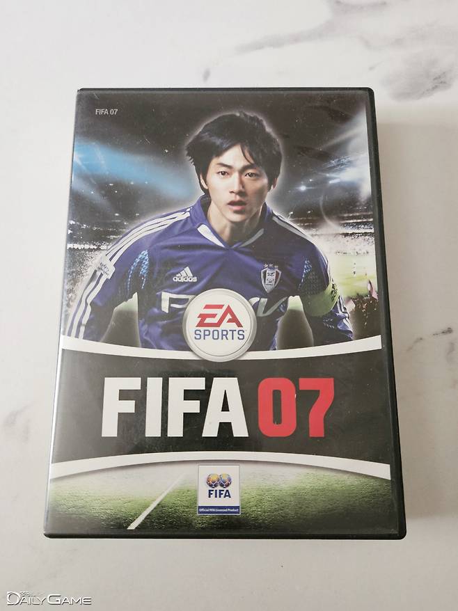 기자가 소장 중인 '피파 07'. 한국판 전용 마지막 표지 모델이었던 김남일의 모습이 담겨있다.