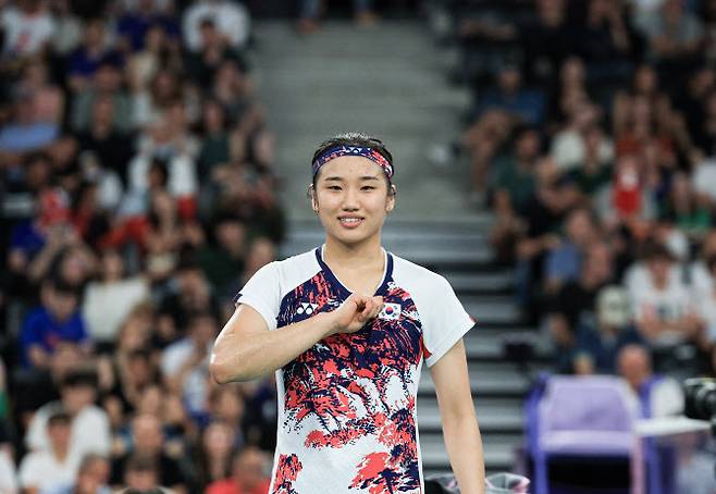 대한민국 배드민턴 대표팀 안세영 선수가 28일 오후(한국시간) 프랑스 파리 라 샤펠 아레나에서 열린 2024 파리올림픽 배드민턴 여자 단식 조별예선 불가리아의 칼로야나 날반토바 선수와의 경기를 세트스코어 2-0으로 승리한 후 포즈를 보이고 있다. 사진=뉴스1