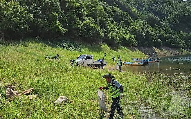 하천변 쓰레기수거.(양구군 제공)/뉴스1