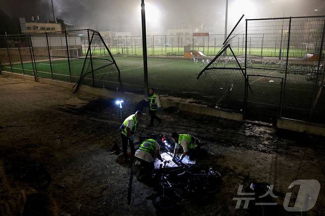 28일(현지시간) 이스라엘 점령지 골란고원 마즈달 샴스의 한 축구장에 로켓이 떨어져 12명이 사망하고 44명이 다쳤다. 사진은 공격받은 축구장에 출동한 구조대원들의 모습. 2024.07.28/ ⓒ 로이터=뉴스1 ⓒ News1 박재하 기자