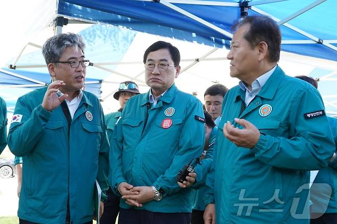 임상섭 산림청장(왼쪽)이 29일 이상민 행정안전부 장관(오른쪽), 주낙영 경주시장(가운데)과 함께 경주 토함산 땅밀림 현장에서 합동점검을 하고 있다.(산림청 제공)/뉴스1