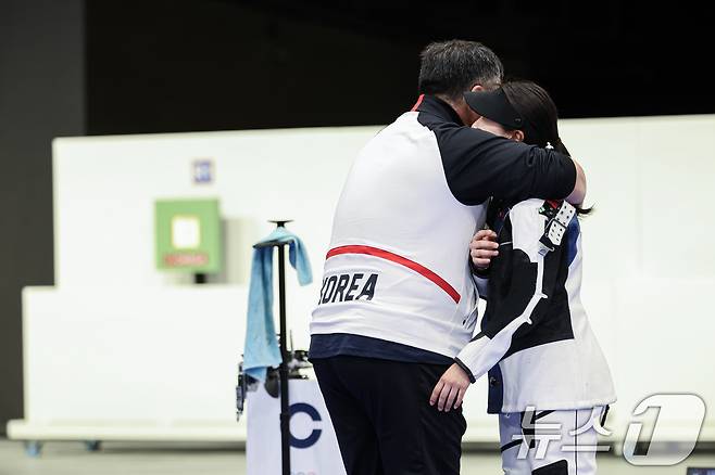 대한민국 사격 대표팀 반효진이 29일(한국시간) 프랑스 샤토루 슈팅 센터에서 열린 2024 파리올림픽 사격 공기소총 10m 여자 결선에서 금메달을 확정지은 후 기뻐하고 있다. 2024.7.29/뉴스1 ⓒ News1 이동해 기자