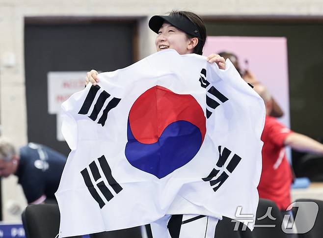 대한민국 사격 대표팀 반효진이 29일(한국시간) 프랑스 샤토루 슈팅 센터에서 열린 2024 파리올림픽 사격 공기소총 10m 여자 결선에서 금메달을 확정지은 후 태극기를 들고 있다. 2024.7.29/뉴스1 ⓒ News1 이동해 기자