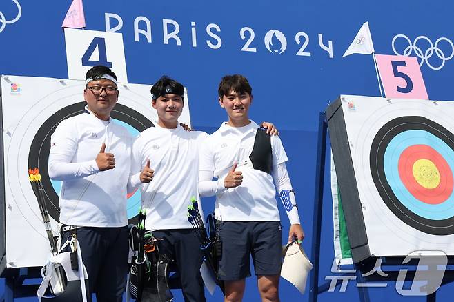 2024 파리올림픽 대한민국 양궁대표팀 김우진(왼쪽부터), 이우석, 김제덕이 단체전 4강에 진출했다. /뉴스1 DB ⓒ News1 이동해 기자