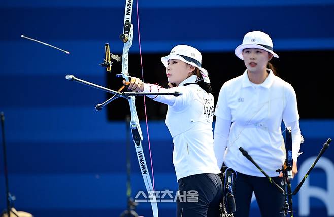 여자 양궁 대표팀의 전훈영이 28일(한국시간) 프랑스 파리 앵발리드에서 열린 2024 파리올림픽 양궁 여자 리커브 단체 대만과의 8강전에서 화살을 쏘고 있다. 2024. 7. 28.  파리 | 박진업 기자 upandup@sportsseoul.com