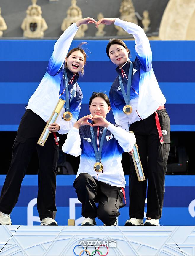 여자 양궁 대표팀의 전훈영(왼쪽 위), 남수현(오른쪽), 임시현이 28일(한국시간) 프랑스 파리 앵발리드에서 열린 2024 파리올림픽 양궁 여자 리커브 단체 결승에서 중국을 꺾고 10회 연속 금메달의 대기록을 달성한 뒤 시상대에 올라 하트를 만들어 보이며 기념촬영을 하고 있다. 파리 | 박진업 기자 upandup@sportsseoul.com