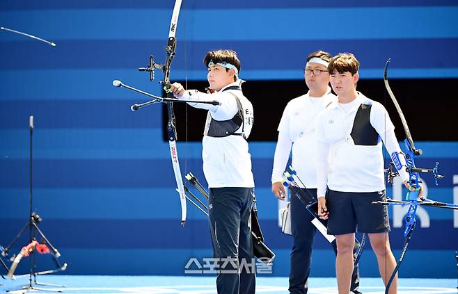 남자 양궁 대표팀의 이우석(왼쪽부터), 김우진, 김제덕이 29일(한국시간) 프랑스 파리 앵발리드에서 열린 2024 파리올림픽 양궁 남자 리커브 단체 일본과의 8강전에서 과녁을 향해 화살을 쏘고 있다. 2024. 7. 29.  파리 | 박진업 기자 upandup@sportsseoul.com