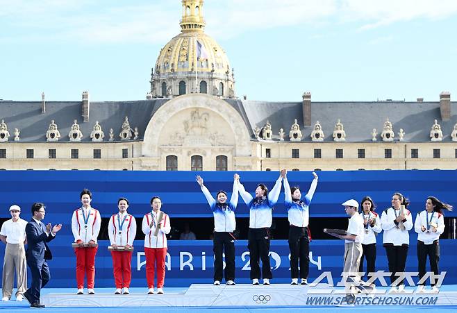 28일(한국시각) 프랑스 파리 앵발리드에서 열린 '2024 파리올림픽' 양궁 여자 리커브 단체전 금메달을 딴 한국 전훈영, 임시현, 남수현이 시상대에 오르고 있다. 파리(프랑스)=정재근 기자 cjg@sportschosun.com/2024.7.28/