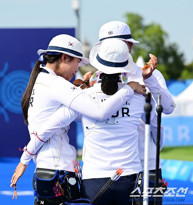 28일(한국시각) 프랑스 파리 앵발리드에서 열린 '2024 파리올림픽' 양궁 여자 리커브 단체전 금메달을 딴 한국 전훈영, 임시현, 남수현이 환호하고 있다. 파리(프랑스)=정재근 기자 cjg@sportschosun.com/2024.7.28/