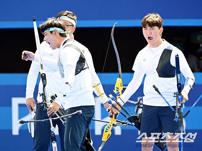 남자 양궁 대표팀(김우진, 이우석, 김제덕)이 29일(한국시각) 프랑스 파리 앵발리드에서 열린 2024 파리올림픽 양궁 남자 리커브 단체 일본과의 8강전에서 승리했다. 경기 중 파이팅을 외치는 선수들. 파리(프랑스)=정재근 기자 cjg@sportschosun.com/2024.7.29/