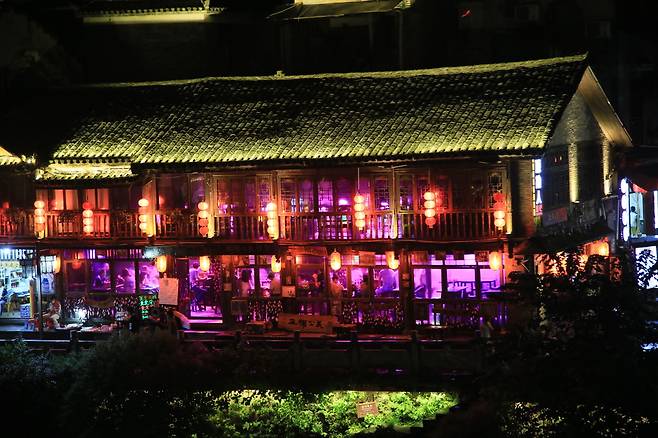 환하게 밤을 밝히는 바 풍경 (사진. 김관수)