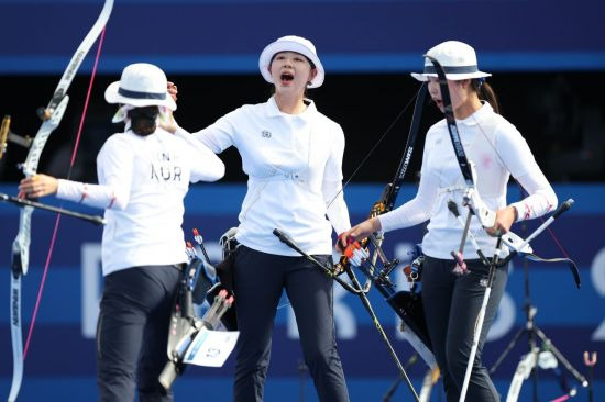 한국 여자 양궁 선수들이 2024 파리올림픽 중국과의 단체전 결승에서 파이팅을 외치고 있다. [파리=연합뉴스]