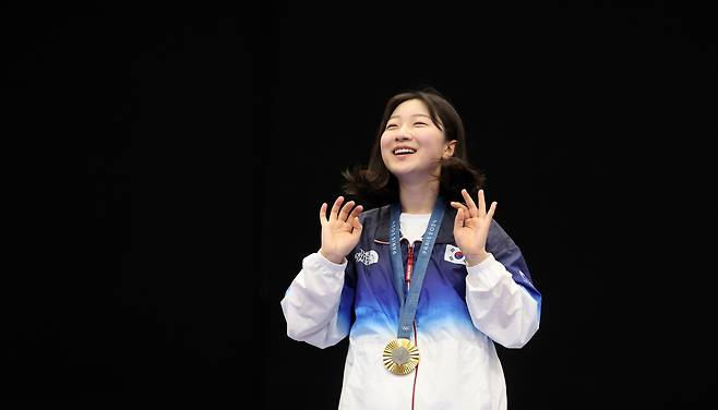 대한민국 사격 대표팀 반효진이 29일(한국시각) 프랑스 샤토루 슈팅 센터에서 열린 2024 파리올림픽 사격 공기소총 10m 여자 시상식에서 금메달을 수여 받은 후 기뻐하고 있다. /뉴스1