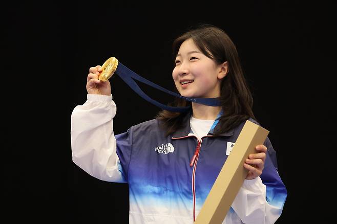 대한민국 사격 대표팀 반효진이 29일(한국시각) 프랑스 샤토루 슈팅 센터에서 열린 2024 파리올림픽 사격 공기소총 10m 여자 시상식에서 금메달을 들어보이고 있다. / 뉴스1