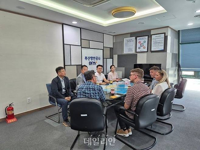 물류 관련 기업인 태웅로직스와 라트란스 관계자들이 29일 부산항만공사를 찾아 관계자들과 이야기를 나누고 있다. ⓒ부산항만공사