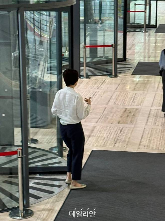 노소영 아트센터 나비 관장이 29일 나비 아트센터가 있는 서울 종로구 SK서린빌딩에 들어서고 있다.ⓒ데일리안 정인혁 기자