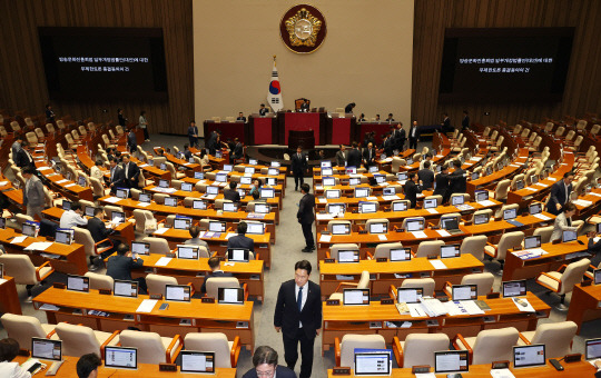 더불어민주당을 비롯한 야당 의원들이 29일 오전 국회 본회의에서 '방송 4법'인 방송문화진흥회법(방문진법) 필리버스터 종결 동의를 표결하는 투표를 하고 있다. 연합뉴스