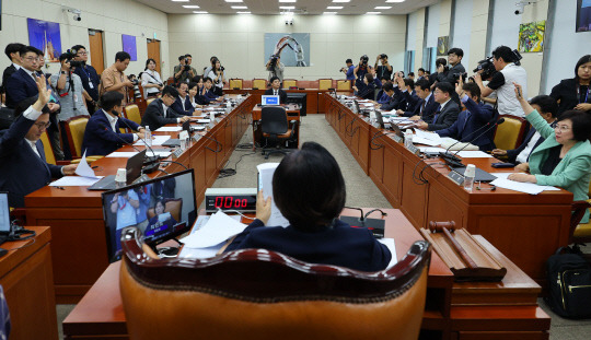 29일 오후 국회에서 열린 과학기술정보방송통신위원회 전체회의에서 여야 의원들이 손을 들고 발언권을 요청하고 있다. 이날 회의에서는 이진숙 후보자 청문보고서 채택 여부를 논의한다. [연합뉴스 제공]